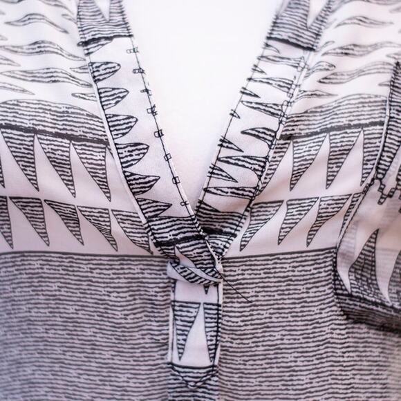 Forever 21 Black and White Triangle PatternTop Size Small - Picture 7 of 10